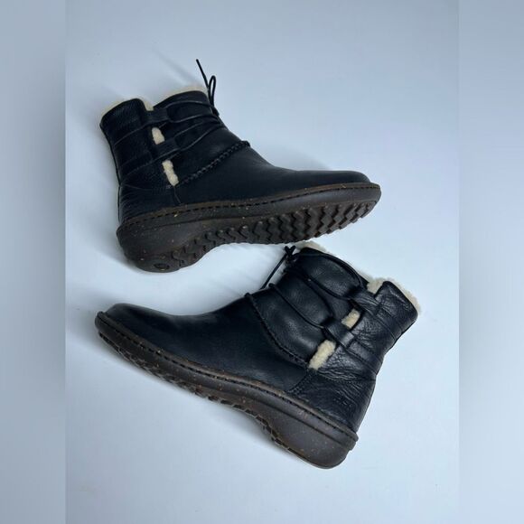 Ugg black leather fur lined tie around winter boots. Size 6 - Picture 10 of 14